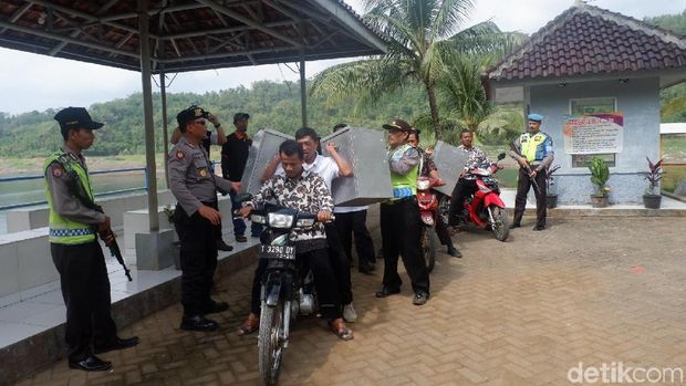 Polisi bersenjata kawal distribusi logistik Pilgub Jateng ke desa terpencil di Wonosobo.