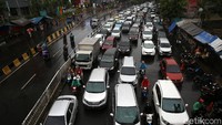 Sejumlah pengendara terjebak kemacetan di Jalan Jenderal Basuki Rachmat, Pasar Gembrong, Jakarta Timur, Senin (25/6/2018).