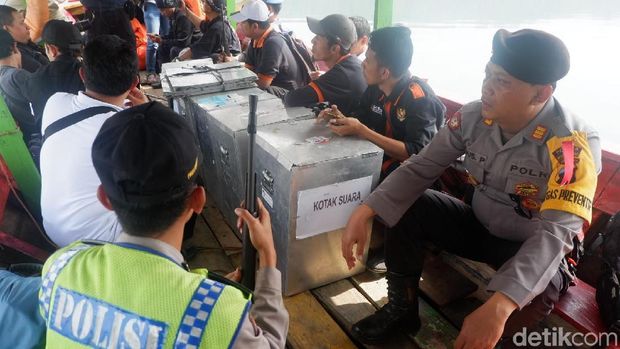 Polisi bersenjata kawal distribusi logistik Pilgub Jateng ke desa terpencil di Wonosobo.