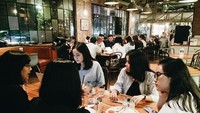 Rachel Amanda memang dikenal aktif di berbagai kegiatan. Salah satunya turut menulis dalam buku kumpulan puisi berjudul Andai Kita. Begini suasana meeting sebelum perilisan buku tersebut di sebuah restoran di Jakarta. Foto: Instagram auroramanda95