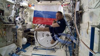 Tidak hanya memotret Bumi dari luar angkasa, para astronot Roscosmos ternyata juga ikut menyemarakkan Piala Dunia 2018 dengan bermain bola di antariksa. Foto: Instagram/roscosmosofficial