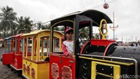 Tak hanya bermain air, di kawasan Pantai Wisata Ancol ini juga tersedia wahanan permainan lainnya, seperti kereta warna-warni dan juga kereta gantung.