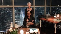 Ricky Komo dikenal sebagai pembawa acara Katakan Putus. Meski sibuk syuting kejar tayang, Ricky tetap sering makan malam romantis bersama sang istri, Brina. Foto: Instagram @komoricky