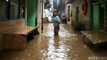 Ratusan Rumah Terendam Banjir di Kampung Melayu