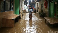Dari data BPBD DKI tinggi banjir di Kampung Melayu, Jatinegara, Jakarta Timur, mencapai 1 meter.