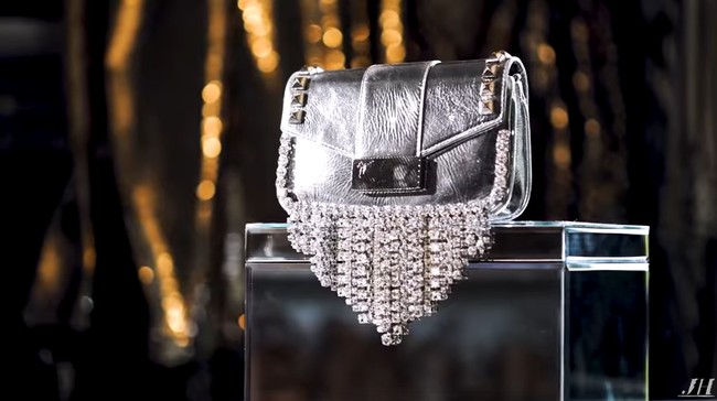 Salah satu tas kesayangan yang baru dibelinya adalah Giuseppe Zanotti Savannah $1,175. Tas ini sangat aku sayangi. Ini adalah hati dan jiwaku. Jika aku bisa menciptakan tas akan seperti ini, katanya. Foto: Youtube Jaclyn Hill