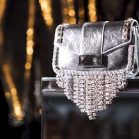 Salah satu tas kesayangan yang baru dibelinya adalah Giuseppe Zanotti Savannah $1,175. Tas ini sangat aku sayangi. Ini adalah hati dan jiwaku. Jika aku bisa menciptakan tas akan seperti ini, katanya. Foto: Youtube Jaclyn Hill