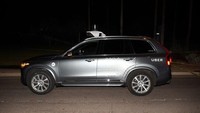 Mobil otonom itu kemudian menabrak pesepeda. Foto: Kepolisian Tempe Arizona