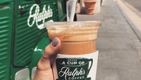 Liburan ke Jepang, wanita cantik ini juga tak melewatkan mencicip kopi di Ralphs Coffee. Foto: Instagram tynakannamirdad