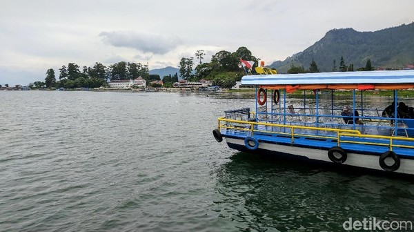 Ada Pelabuhan Ajibata dan Pelabuhan Tigaraja di Parapat. Pastikan untuk memilih kapal yang memperhatikan standar keselamatan. Pemandangan tampak indah dari Parapat (Sena Pertiwi/detikTravel) Ada Pelabuhan Ajibata dan Pelabuhan Tigaraja di Parapat. Pastikan untuk memilih kapal yang memperhatikan standar keselamatan. Pemandangan tampak indah dari Parapat (Sena Pertiwi/detikTravel)