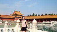 Ke China memang tidak afdal rasanya bila tak main ke The Forbidden City. Fiona pun mengabadikan momennya di landmark terkenal di Beijing ini. (fionafussi/Instagram)