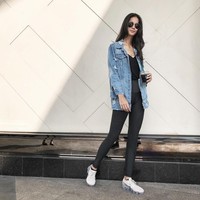 Gaya sehari-hari Paula Verhoeven yang kekinian, sesekali boyish tapi tetap chic dan feminin. (Foto: Instagram/@paula_verhoeven)