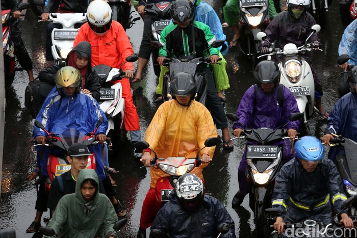 Usai libur Lebaran, lalu lintas Jakarta kembali macet. Seperti terlihat di Jalan Jenderal Basuki Rachmat, Jakarta Timur, Senin (25/6/2018).
