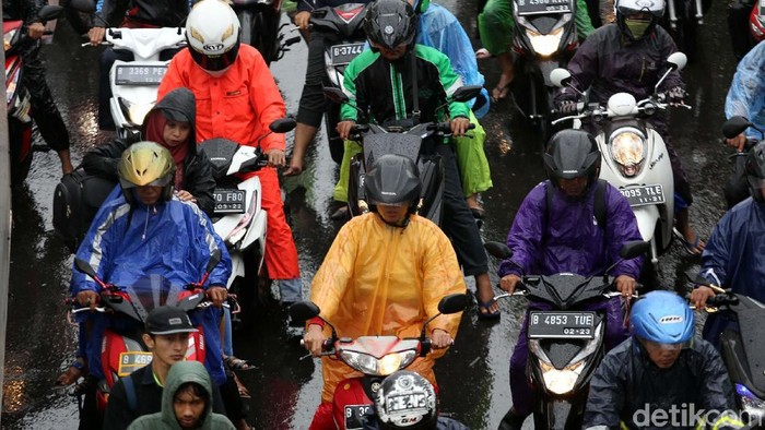Usai libur Lebaran, lalu lintas Jakarta kembali macet. Seperti terlihat di Jalan Jenderal Basuki Rachmat, Jakarta Timur, Senin (25/6/2018).