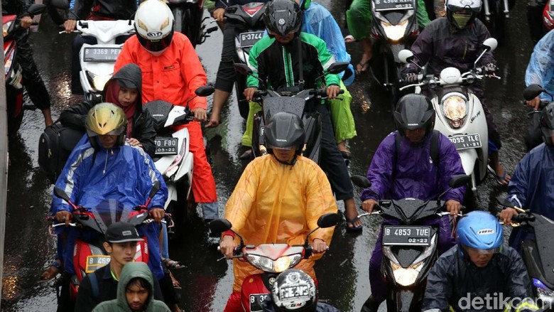 Usai Libur Lebaran, Jakarta Kembali Macet Usai libur Lebaran, lalu lintas Jakarta kembali macet. Seperti terlihat di Jalan Jenderal Basuki Rachmat, Jakarta Timur, Senin (25/6/2018).