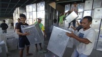 Pekerja menaikkan kotak suara ke atas truk saat pendistribusian logistik Pilbup dan Pilgub Jatim, di Gudang KPU Pamekasan, Jawa Timur. Logistik tersebut didistribusikan ke 189 desa dari 13 kecamatan dengan total 1.583 TPS. Antara Foto/Saiful Bahri.