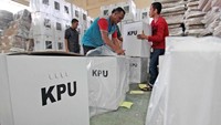 Pekerja menyiapkan kotak surat suara Pilkada untuk didistribusikan di Gudang logistik KPU Medan, Sumatera Utara. KPU Sumut mendistribusikan logistik ke 33 kabupaten/kota di Provinsi Sumut untuk Pilkada serentak pada 27 Juni 2018. Antara Foto/Septianda Perdana.