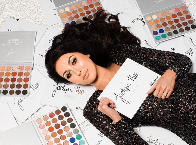 Anda yang hobi menonton tutorial makeup pasti familiar dengan Jaclyn Hill. Influencer kecantikan asal Amerika Serikat tersebut tak hanya punya koleksi makeup yang lengkap namun item fashion bak butik mewah. Foto: Instagram Jaclyn Hill