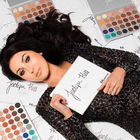 Anda yang hobi menonton tutorial makeup pasti familiar dengan Jaclyn Hill. Influencer kecantikan asal Amerika Serikat tersebut tak hanya punya koleksi makeup yang lengkap namun item fashion bak butik mewah. Foto: Instagram Jaclyn Hill