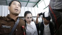 Ia pun langsung masuk ke ruangan untuk bersiap-siap menjalani sidang. Pool/Palevi S/detikFoto.