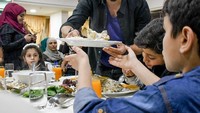 Pangeran Hussein adalah putra dari Ratu Rania dan Raja Abdullah II dari Yordania. Ini posenya saat berbagi makanan buka puasa dengan anak-anak yatim piatu. Foto: Instagram alhusseinjo