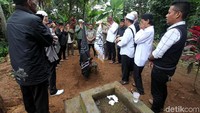 Jenazah Hari Moekti telah dimakamkan. Jenazah dimakamkan di Kampung Pasir Kuda RT 04 RW04, Desa Pancawati, Kecamatan Caringin, Kabupaten Bogor, Senin (25/6).  Foto: Lamhot Aritonang