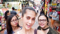 Bersama saudaranya, Paula jalan-jalan di kawasan Chinatown. (Instagram/Paula Verhoeven)