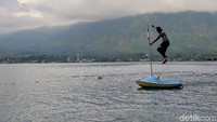 Wisatawan melompat ke Danau Toba di Pulau Samosir. Adu adrenalin yang bikin kamu kangen Danau Toba (Sena Pertiwi/detikTravel)