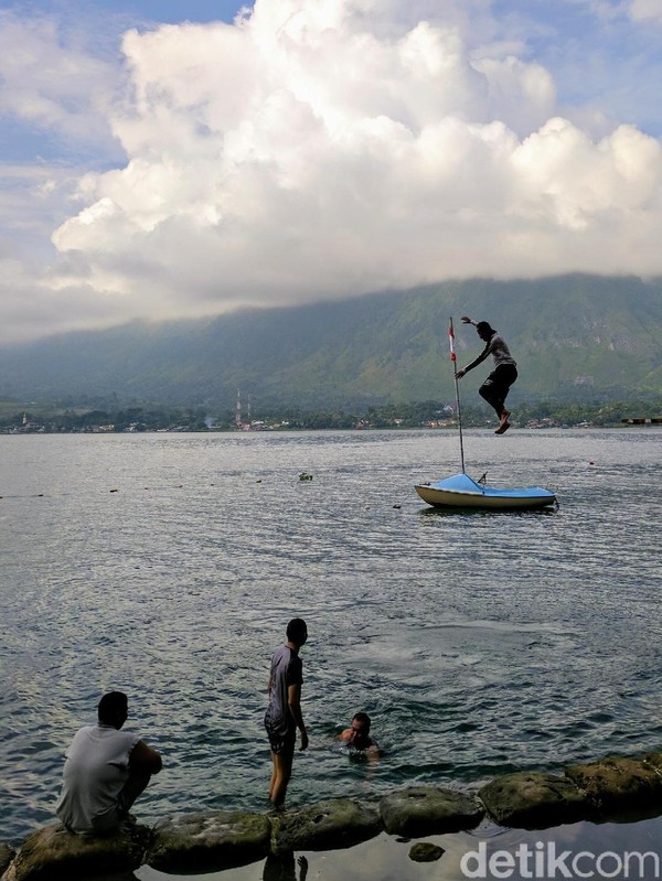 Wisatawan melompat ke Danau Toba di Pulau Samosir. Adu adrenalin yang bikin kamu kangen Danau Toba (Sena Pertiwi/detikTravel) Wisatawan melompat ke Danau Toba di Pulau Samosir. Adu adrenalin yang bikin kamu kangen Danau Toba (Sena Pertiwi/detikTravel)