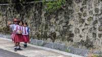 Anak-anak SD di Pulau Samosir yang ramah menyambut wisatawan (Sena Pertiwi/detikTravel)