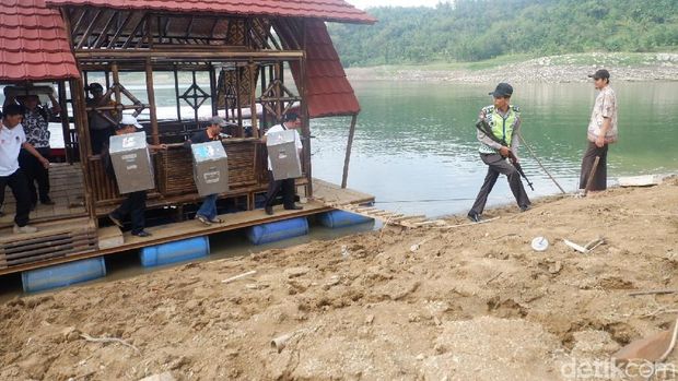 Polisi bersenjata kawal distribusi logistik Pilgub Jateng ke desa terpencil di Wonosobo.