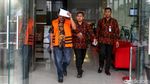 Diperiksa KPK, Eks Bupati Tulungagung Tutupi Wajah
