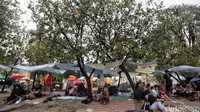 Bagi pengunjung yang tak bermain telah disediakan tempat duduk lesehan di pinggir pantai untuk berpikinik di pinggir pantai.