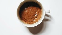 Ecim-eciman, tulis Amanda. Ternyata ini es krim buatannya sendiri. Ia bahkan membeberkan bahan apa saja yang dibutuhkan untuk membuat es krim cokelat ini. Foto: Instagram auroramanda95