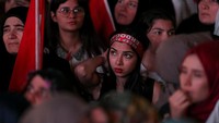 Mereka merayakan kemenangan Erdogan dalam pemilihan presiden Turki. REUTERS/Stoyan Nenov.