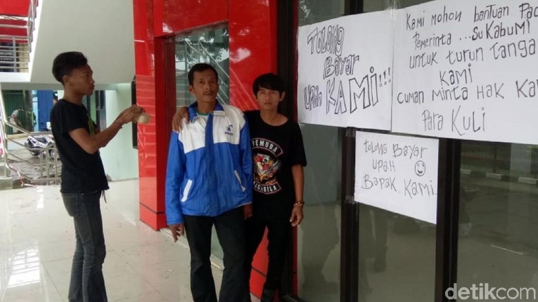 Kuli Tagih Upah Pembangunan GOR Merdeka Kota Sukabumi Kuli Tagih Upah Pembangunan GOR Merdeka Kota Sukabumi
