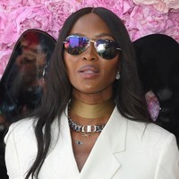 Memakai jas satu kancing dengan model menyilang, gaya maskulin Naomi ini tak terasa monoton. Ia lalu menyempurnakan gayanya dengan kalung choker tembaga dan kalung rantai Dior, berikut kacamata hitam aviator. Foto: Getty Images