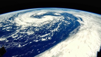 Badai Kenneth yang tengah berlangsung di Samudra Pasifik terlihat dari International Space Station. Foto: Instagram/roscosmosofficial