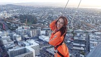 Menjajal skywalk yang ngeri-ngeri seru di Sky Tower Auckland, Selandia Baru (manushi_chhillar/Instagram)