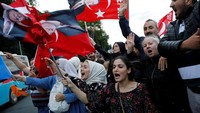 Pendukung Erdogan bersorai di depan gedung Tarabya (Foto: dok. Reuters)