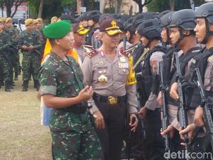Ingat, Polisi Dilarang Foto Bareng Paslon Pilkada