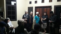 Keluarga tampak shock. Foto: Nur Aziz