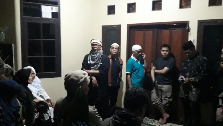 Ratusan Orang Salatkan Jenazah Hari Moekti Ratusan Orang Salatkan Jenazah Hari Moekti