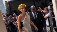Dua Lipa saat menghadiri acara penandatanganan covernya di kantor V Magazine di New York, AS belum lama ini. Dok. Instagram/dualipa