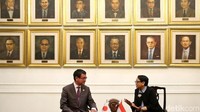 Menlu Retno Marsudi sedang berbincang-bincang dengan Menlu Y.M Taro Kano.