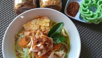 Kalau @lie.cakencookies bikin sendiri soto Lamongan untuk makan siang. Wah, makin spesial nih pakai taburan keripik kentang, sambal dan kerupuk!