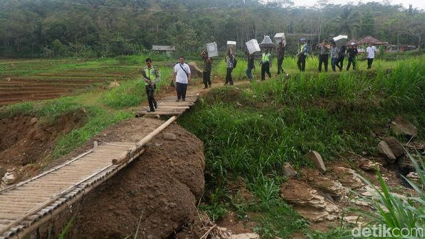 Polisi bersenjata kawal distribusi logistik Pilgub Jateng ke desa terpencil di Wonosobo.