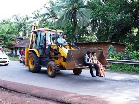 Anti Mainstream! Pasangan Pengantin Ini Nikah Naik Buldoser