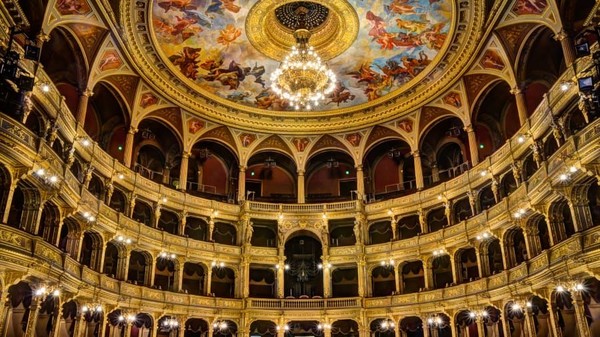 Hungarian State Opera House yang begitu megah, menjadi tempat dalam adegan pembuka film Red Sparrow (Hungarian National Tourist Office) Hungarian State Opera House yang begitu megah, menjadi tempat dalam adegan pembuka film Red Sparrow (Hungarian National Tourist Office)