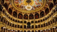 Hungarian State Opera House yang begitu megah, menjadi tempat dalam adegan pembuka film Red Sparrow (Hungarian National Tourist Office)